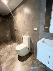 GuildfordにあるSpacious Queen Room with Attached Bathroom - OR1のギャラリーの写真