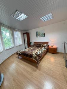 1 dormitorio con 1 cama en una habitación con tragaluces en Домик у Черного моря, en Chornomorsk