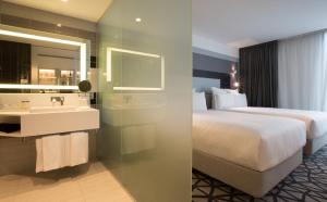 um quarto de hotel com uma cama e um lavatório em Pullman Sydney Airport em Sydney