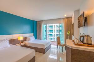 เตียงในห้องที่ Chanalai Hillside Resort, Karon Beach