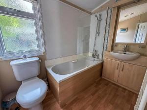 グレート・ヤーマスにあるBeautiful 6 Berth Lodge At Cherry Tree Holiday Park Ref 70002Tgのトイレ、浴槽、洗面台を備えたバスルーム +16枚の写真
