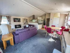 Nhà bếp/bếp nhỏ tại Beautiful 6 Berth Lodge With Disabled Access At Cherry Tree Ref 70829C