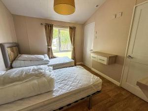 Giường trong phòng chung tại Beautiful 6 Berth Lodge With Disabled Access At Cherry Tree Ref 70829C