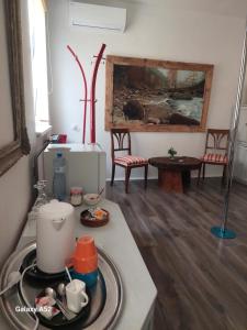 a room with a kitchen with a counter and a table at Mia Pálava in Mikulov