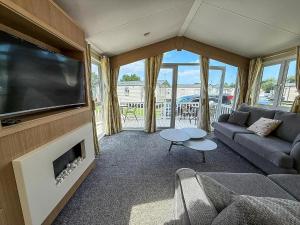 Μια τηλεόραση ή/και κέντρο ψυχαγωγίας στο Spacious 4 Berth Lodge With Wi-Fi & Decking At Broadland Sands Ref 20055Sv
