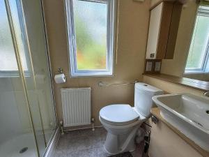 Ένα μπάνιο στο Spacious 4 Berth Lodge With Wi-Fi & Decking At Broadland Sands Ref 20055Sv +14 φωτογραφίες