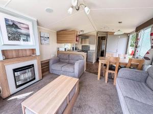 Kuchyň nebo kuchyňský kout v ubytování Lovely Caravan With Decking At Broadland Sands, Suffolk Ref 20302Bs