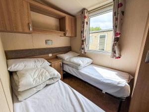 Postel nebo postele na pokoji v ubytování Lovely Caravan With Decking At Broadland Sands, Suffolk Ref 20302Bs