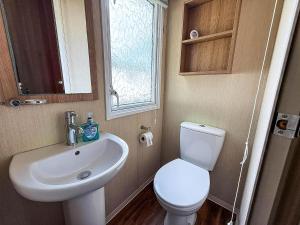 Koupelna v ubytování Lovely Caravan With Decking At Broadland Sands, Suffolk Ref 20302Bs + 12 fotografií