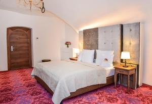 a bedroom with a large bed and two lamps at Schloss Hotel Wasserburg in Wasserburg am Bodensee