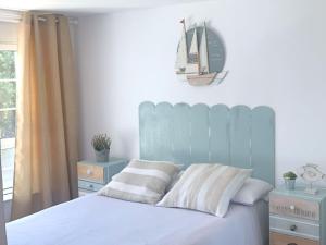 GajanoにあるCosta Marina, casa con encanto cerca mar G10996のベッドルーム1室(青いヘッドボード付きのベッド1台付)