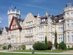 GajanoにあるCosta Marina, casa con encanto cerca mar G10996の上に塔がある大きな建物