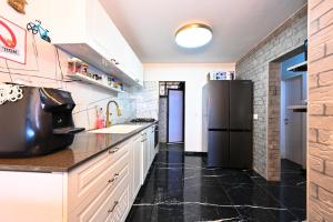 Nhà bếp/bếp nhỏ tại נופש תות - דירת אירוח בלב טבריה עם ג'קוזי ספא