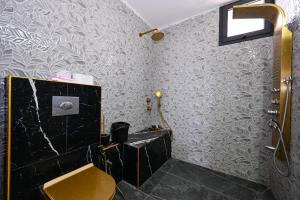 baño con pared estampada en blanco y negro en נופש תות - דירת אירוח בלב טבריה עם ג'קוזי ספא, en Tiberíades 19 fotos más