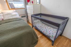 Postel nebo postele na pokoji v ubytování Tromsø Town and Nature 2 bedroom apt