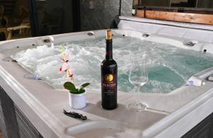 Thức uống tại נופש תות - דירת אירוח בלב טבריה עם ג'קוזי ספא