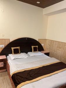 Postel nebo postele na pokoji v ubytování New Shorya Regency Near Mall Road