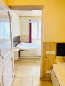 Postel nebo postele na pokoji v ubytování New Shorya Regency Near Mall Road