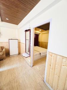 Postel nebo postele na pokoji v ubytování New Shorya Regency Near Mall Road
