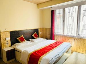 Postel nebo postele na pokoji v ubytování New Shorya Regency Near Mall Road