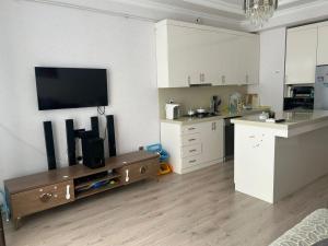 Kuchyň nebo kuchyňský kout v ubytování Sumqayıt şəh, Bulvar küçəsi, Mirvari city yaşayış kompleksi