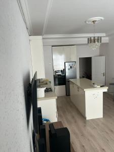 Kuchyň nebo kuchyňský kout v ubytování Sumqayıt şəh, Bulvar küçəsi, Mirvari city yaşayış kompleksi