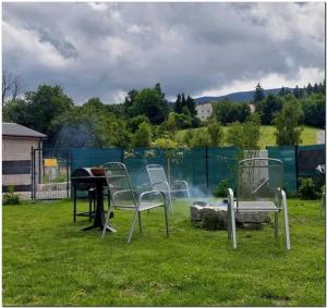 une table et des chaises dans une cour avec un piano dans l'établissement Apartamenty Karkonosze U Mirosława - JAGNIĄTKÓW, à Jelenia Góra 26 autres photos