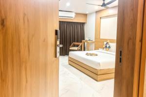 una porta che conduce a una camera con letto di The Sky Imperial Unity Inn a Garudeshwar