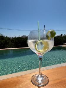 ペニスコラにあるVilla ISLAのプールの横にあるライムの入ったマティーニグラス