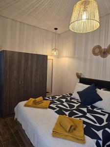a bedroom with a bed with two towels on it at O Refúgio in Reguengos de Monsaraz