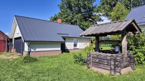 ein Haus mit einem Steingrill im Hof in der Unterkunft Cozy, private country home with a garden and sauna 