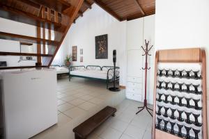 una camera con frigorifero e letto interno di Ergastiri Retreat by RentalsPro - Trikorfo Halkidiki a Yerakiní