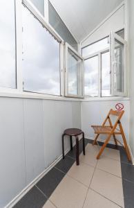 基辅Простора 3 кімнатна біля Майдану Незалежності的一间带长凳和窗户的房间