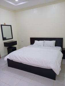Postel nebo postele na pokoji v ubytování Kurvic Hotel & Suites