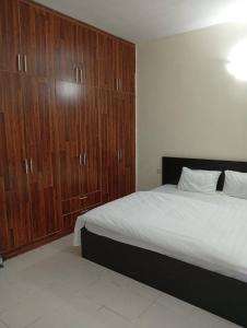 Postel nebo postele na pokoji v ubytování Kurvic Hotel & Suites + 7 fotografií