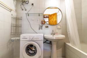 un bagno con lavatrice e lavandino di Ergastiri Retreat by RentalsPro - Trikorfo Halkidiki a Yerakiní