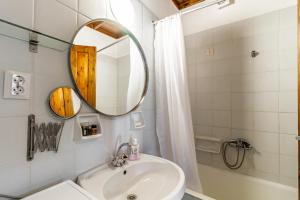 un bagno con lavandino e specchio di Ergastiri Retreat by RentalsPro - Trikorfo Halkidiki a Yerakiní Altre 29 foto