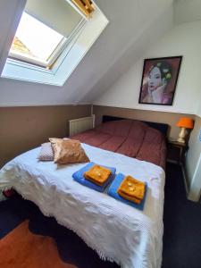 a bedroom with a bed with two towels on it at Casa Elburg in Elburg