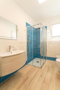 a bathroom with a shower and a sink and a toilet at Sun Beach Residence con Piscina - Piazza Brescia - Adria Holiday Jesolo - FAMILY APARTMENTS in Lido di Jesolo
