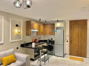 eine Küche mit einem Kühlschrank und einem Tisch darin in der Unterkunft D1115 Studio au Cœur de Casablanca Proximité et Confort1 in Casablanca + 10 Fotos