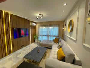 ein Wohnzimmer mit Sofa und Tisch in der Unterkunft D1115 Studio au Cœur de Casablanca Proximité et Confort1 in Casablanca