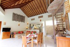 a kitchen and living room with a table and chairs at Mayana Villas in Canggu