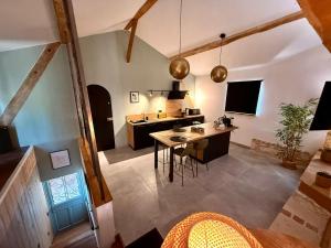 an overhead view of a kitchen with a table and chairs at Loft élégant au cœur de la campagne avec SPA privé in Mauvezin