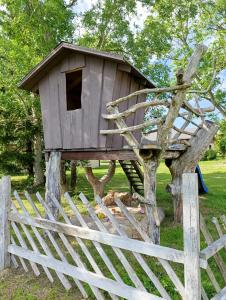 a wooden bird house sitting on a fence at suur saunaga puhkemaja in Kipi +8 photos