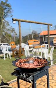 Kemudahan BBQ tersedia untuk tetamu di rumah percutian