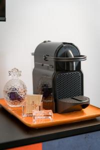 Una cafetera en una bandeja naranja sobre una mesa. en Anna Bijoux - Vatican City & Metro Ottaviano, en Roma