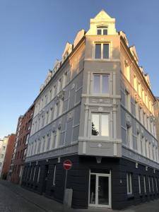 a building on a street with a street sign in front at Top Appartement in Bremerhaven