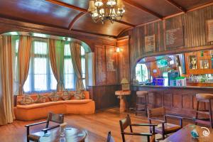 a living room with a couch and a bar at Nuwara Eliya Golf Club in Nuwara Eliya +34 photos