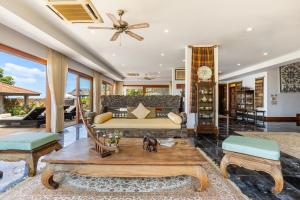 Χώρος καθιστικού στο Baan Phuttarak Villa - 4BR Private Sea View