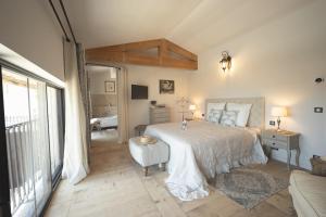 En eller flere senge i et værelse på Domaine Château du Bois Provence + 110 billeder